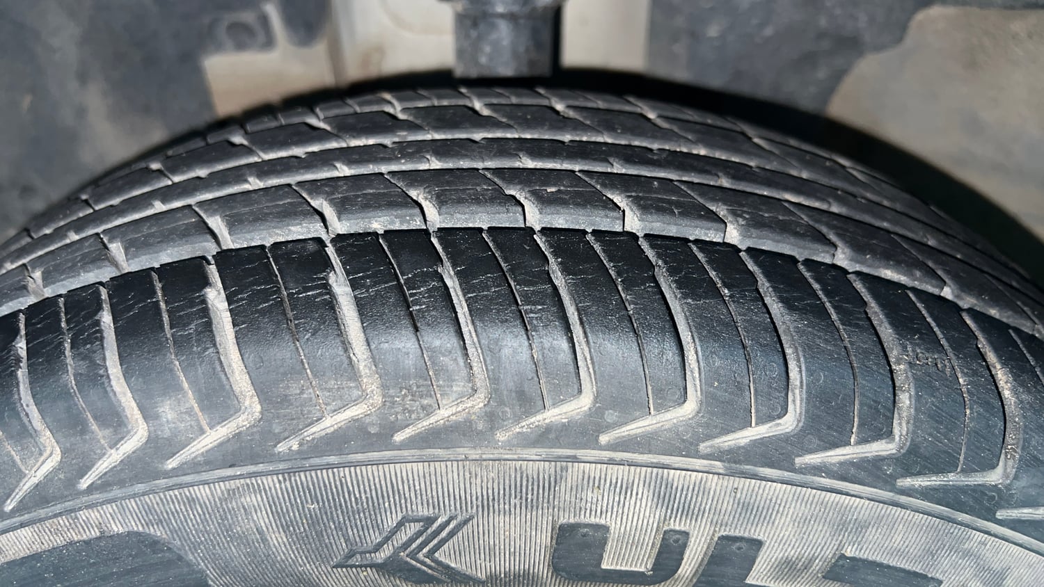Used 2018 Renault Kwid 1.0 RXL Petrol Manual tyres LEFT FRONT TYRE TREAD VIEW