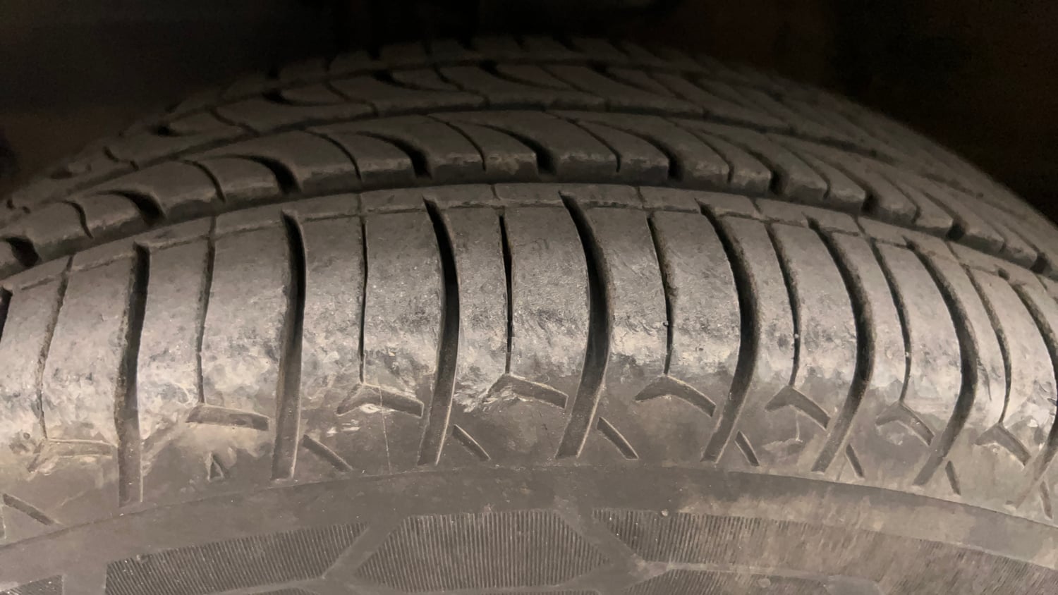 Used 2016 Mahindra KUV100 K4 5 STR Petrol Manual tyres LEFT FRONT TYRE TREAD VIEW
