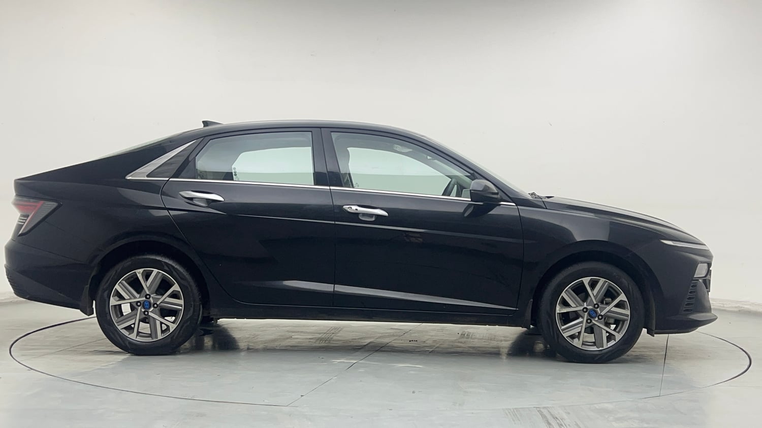 Used 2024 Hyundai Verna SX 1.5 Petrol MT Petrol Manual exterior RIGHT SIDE VIEW