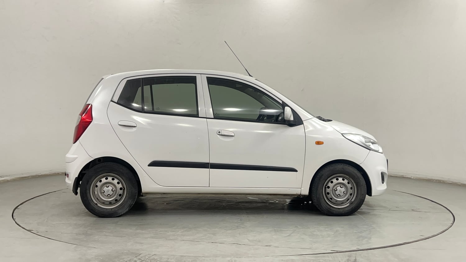 Used 2015 Hyundai i10 Magna 1.1 iRDE2 Petrol Manual exterior RIGHT SIDE VIEW
