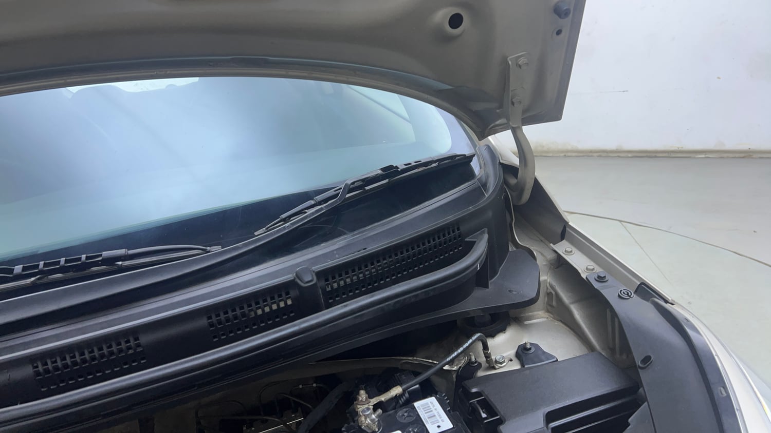 Used 2019 Hyundai Santro Sportz AMT Petrol Automatic engine ENGINE LEFT SIDE HINGE & APRON VIEW