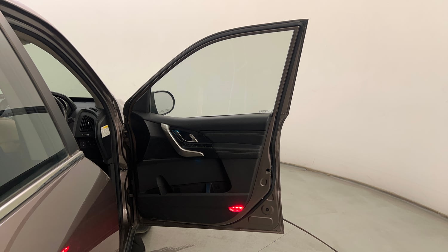 Used 2021 Mahindra XUV500 W11 Diesel Manual interior RIGHT FRONT DOOR OPEN VIEW