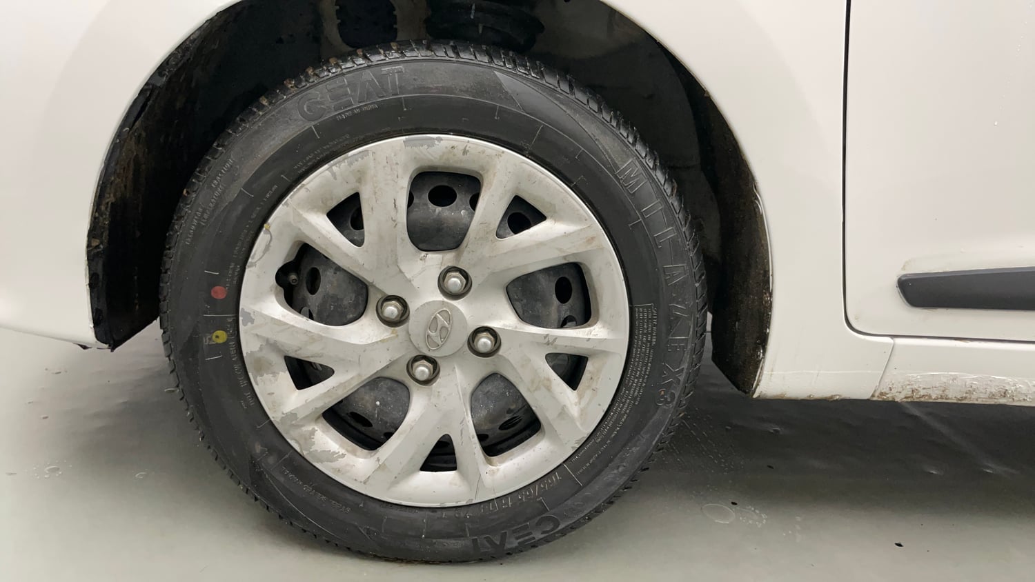 Used 2017 Hyundai Grand i10 Sportz (O) 1.2 Kappa VTVT Petrol Manual tyres LEFT FRONT TYRE RIM VIEW