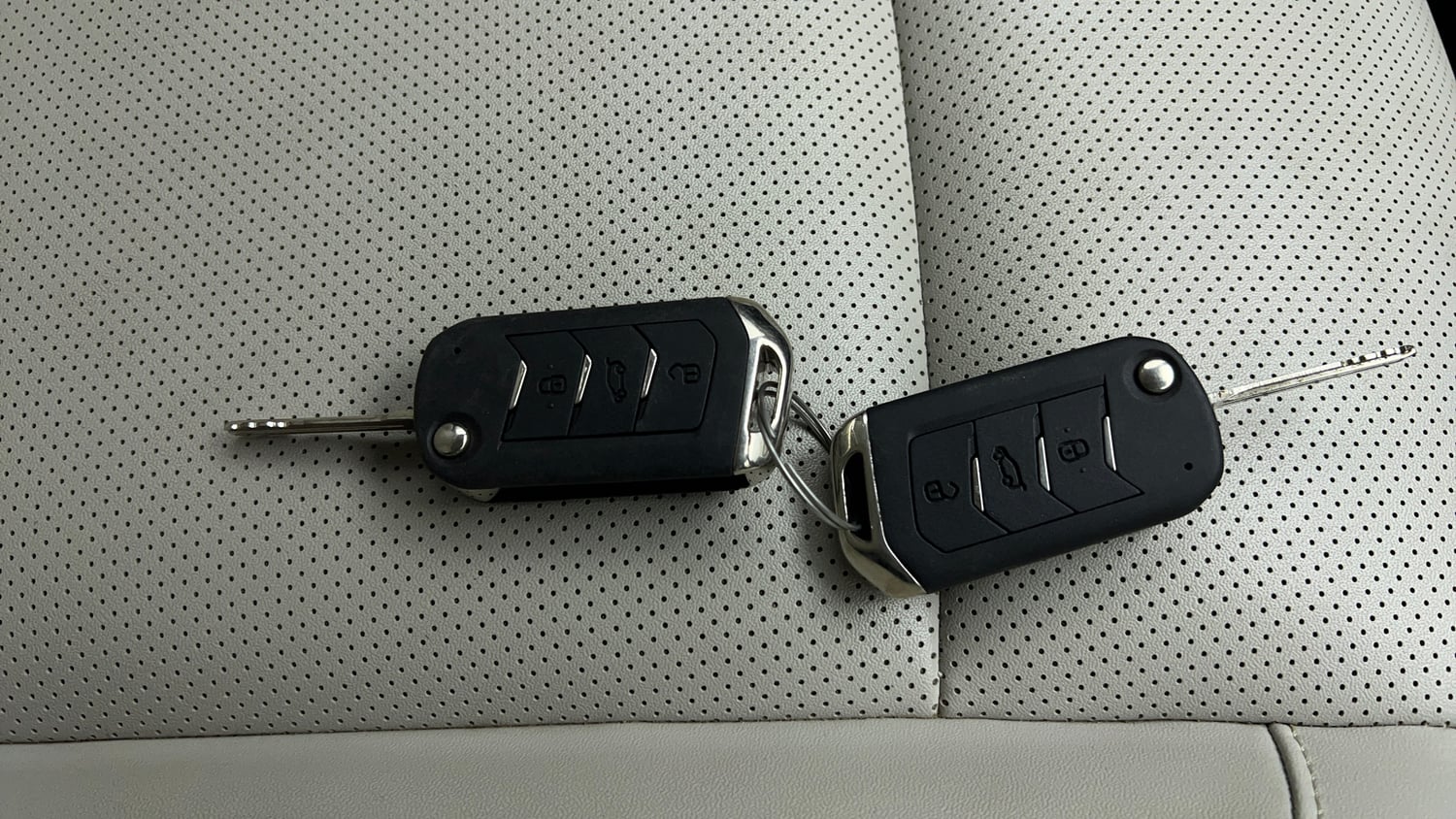 Used 2022 Mahindra XUV700 AX 7 Petrol MT 7 STR Petrol Manual extra CAR KEY VIEW