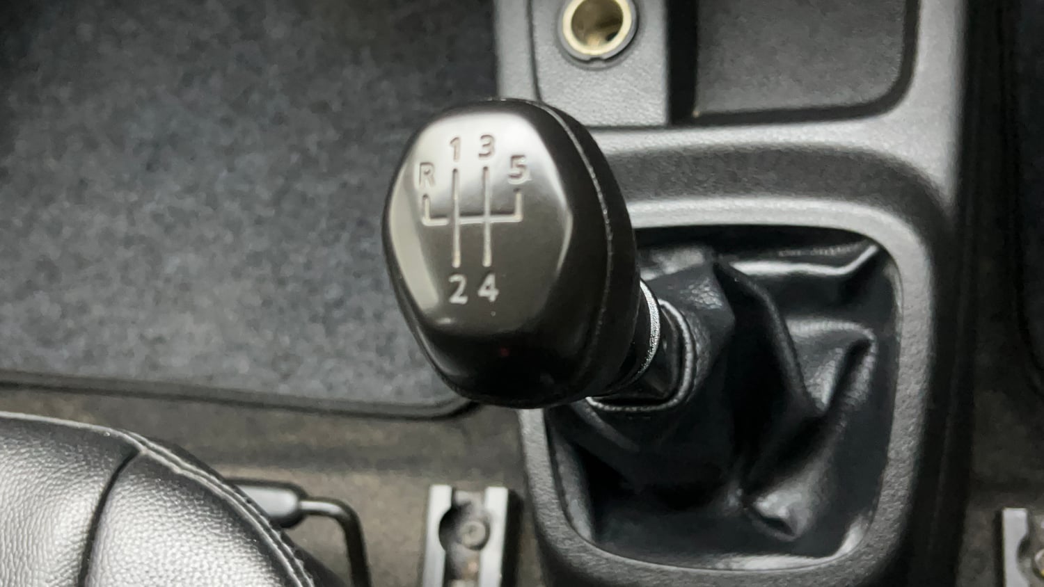 Used 2017 Renault Kwid 1.0 RXT Petrol Manual interior GEAR  KNOB VIEW