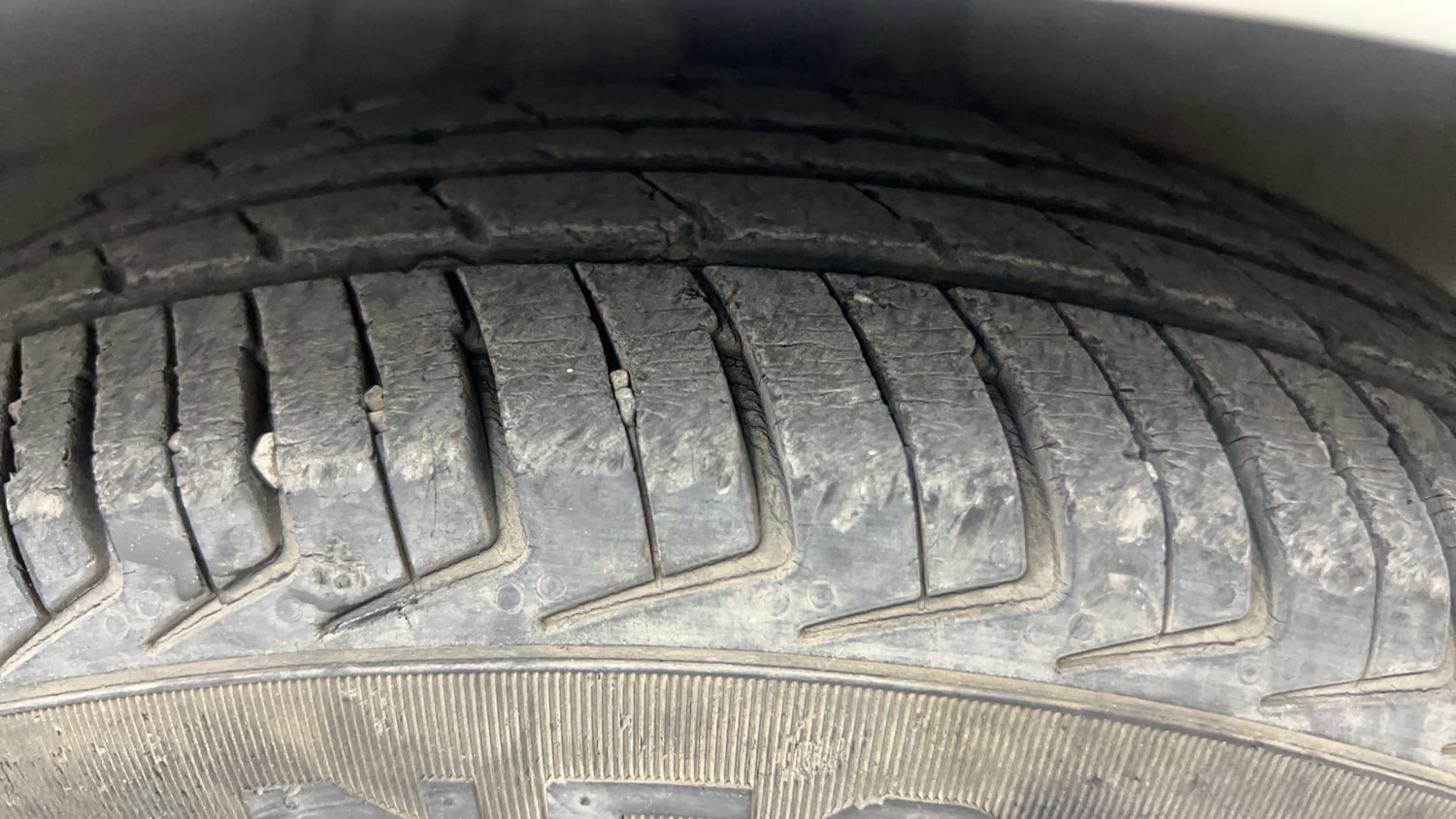 Used 2015 Hyundai i10 Magna 1.1 iRDE2 Petrol Manual tyres RIGHT FRONT TYRE TREAD VIEW