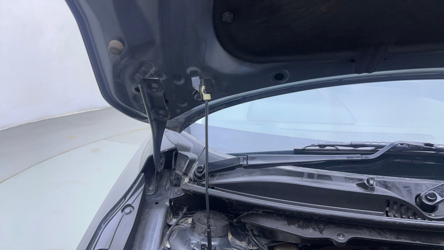 Used 2022 Maruti Suzuki Baleno Alpha MT Petrol Manual engine ENGINE RIGHT SIDE HINGE & APRON VIEW