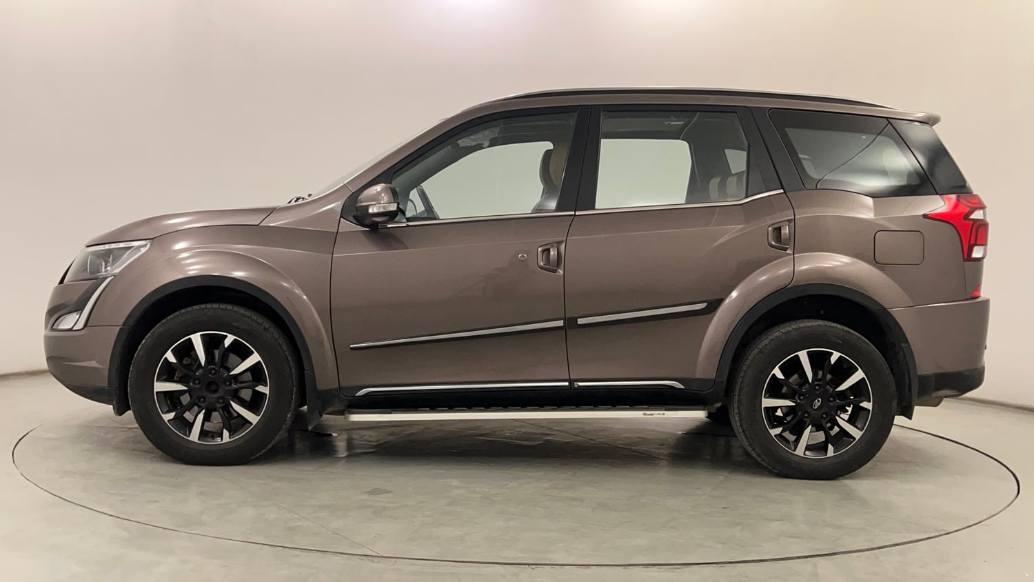 Used 2021 Mahindra XUV500 W11 Diesel Manual exterior LEFT SIDE VIEW