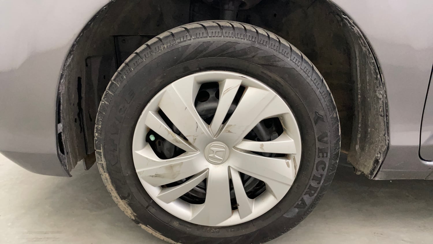 Used 2018 Honda Amaze 1.2 S CVT Petrol Petrol Automatic tyres LEFT FRONT TYRE RIM VIEW