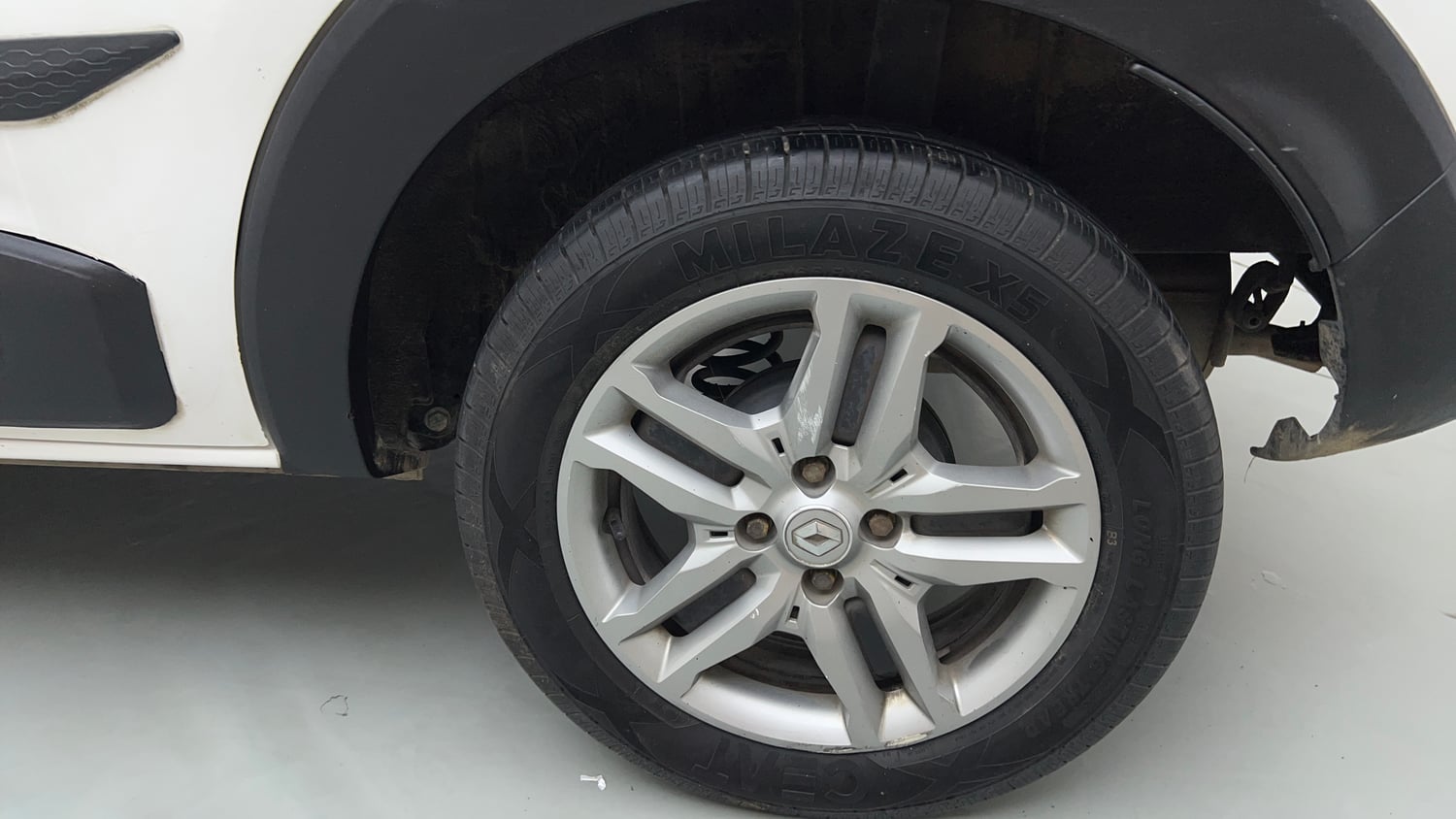 Used 2021 Renault Triber RXZ EASY-R AMT Petrol Automatic tyres LEFT REAR TYRE RIM VIEW