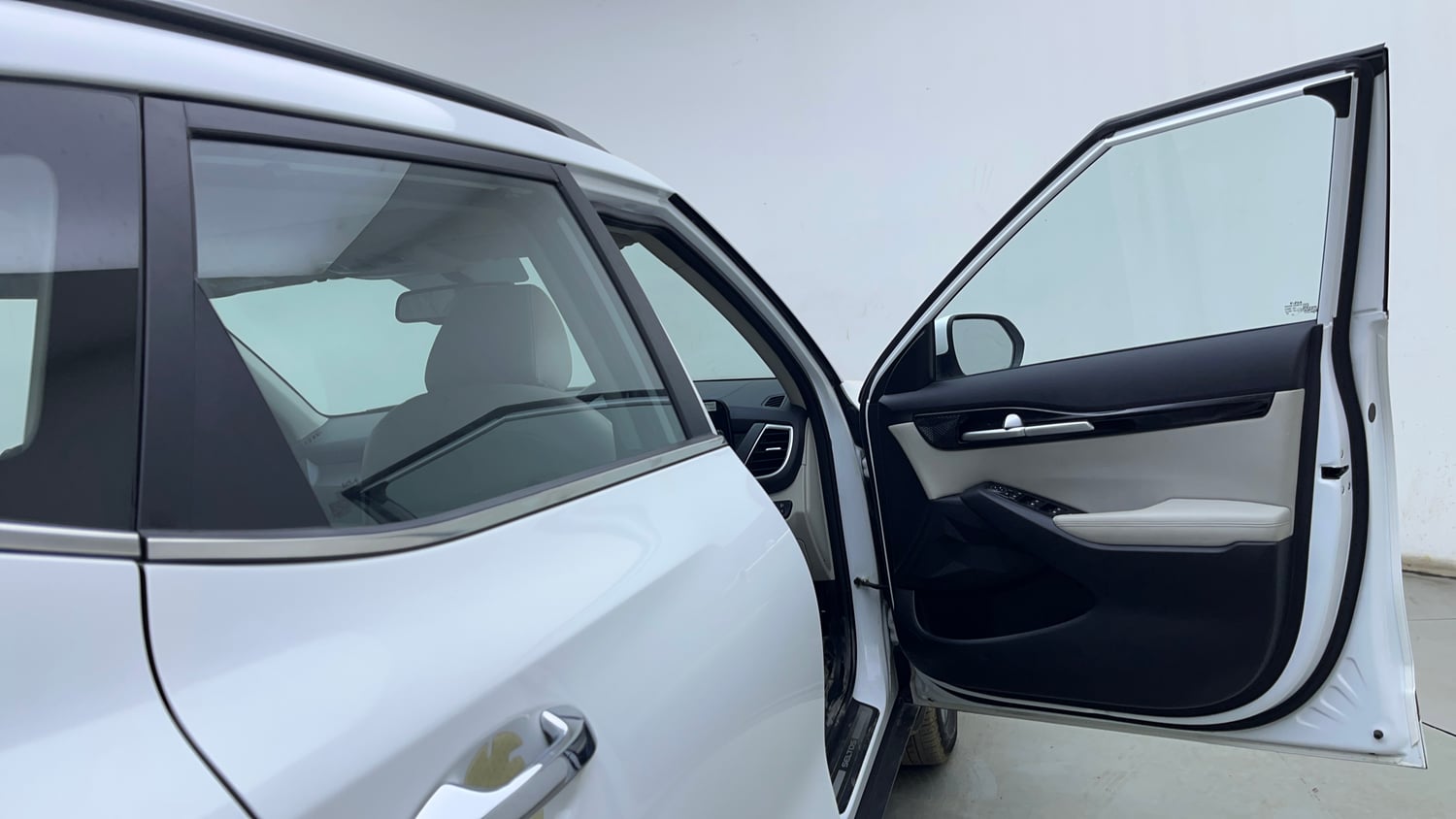 Used 2024 Kia Seltos HTX 1.5 Petrol MT Petrol Manual interior RIGHT FRONT DOOR OPEN VIEW