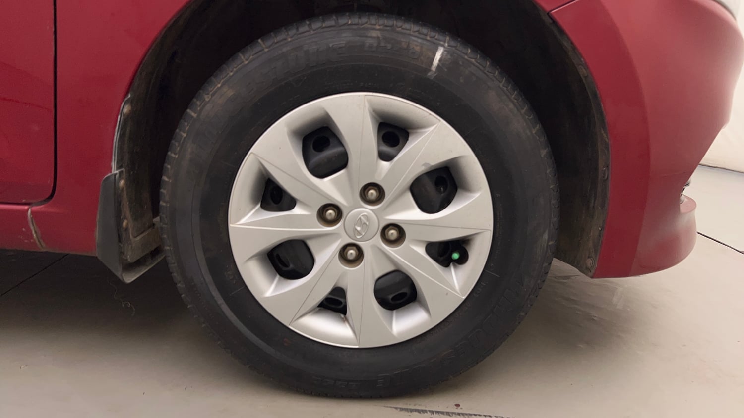 Used 2017 Hyundai Elite i20 Magna Executive 1.2 Petrol Manual tyres RIGHT FRONT TYRE RIM VIEW