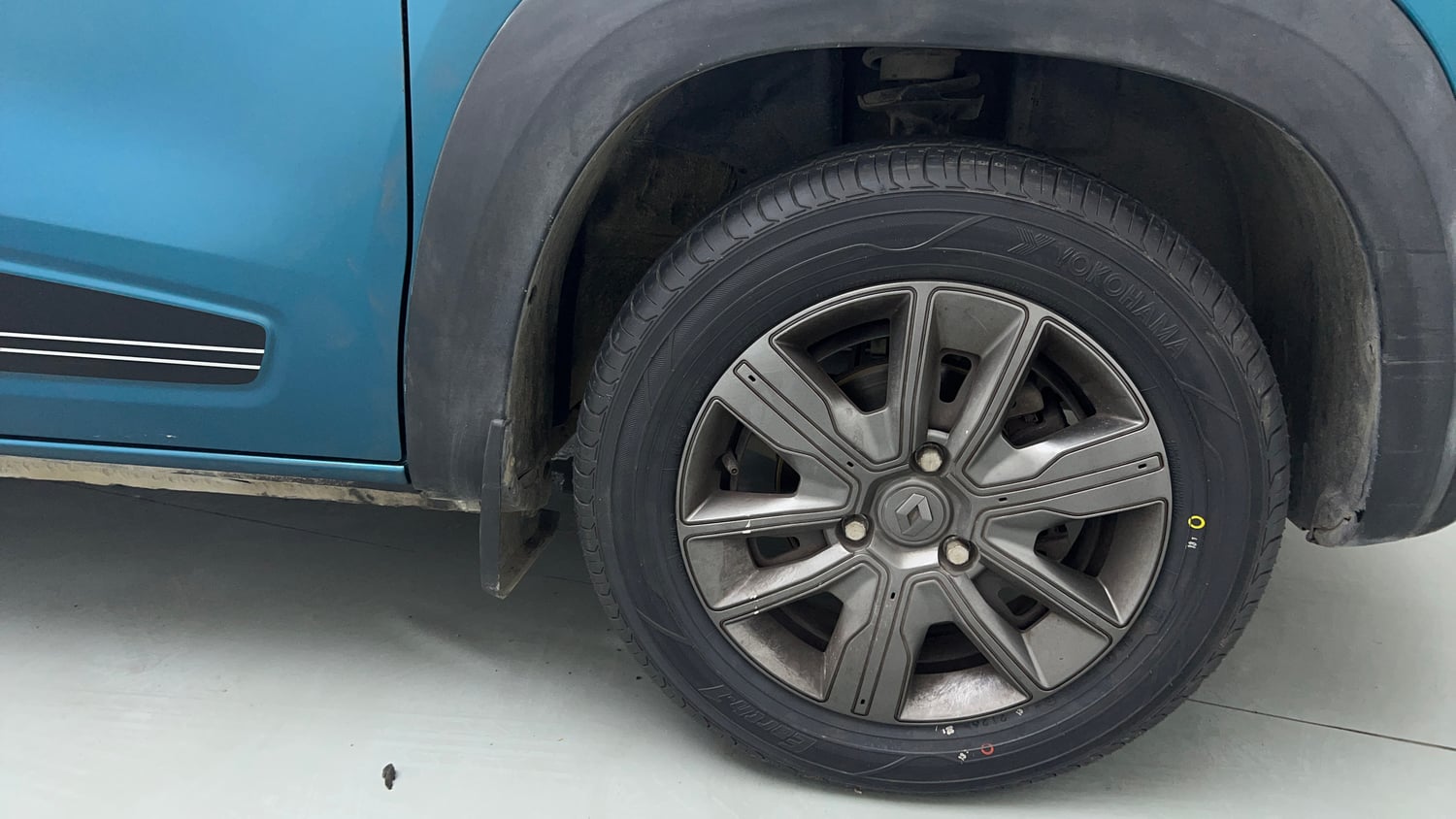 Used 2020 Renault Kwid Neotech RXL Petrol Manual tyres RIGHT FRONT TYRE RIM VIEW