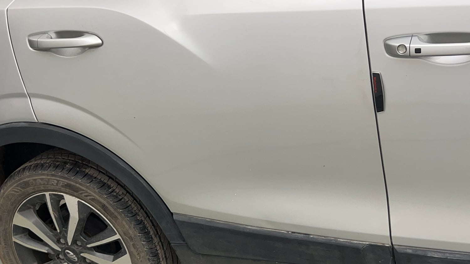 Used 2021 Mahindra XUV 300 W8 (O) 1.2 Petrol Petrol Manual dents MINOR DENT