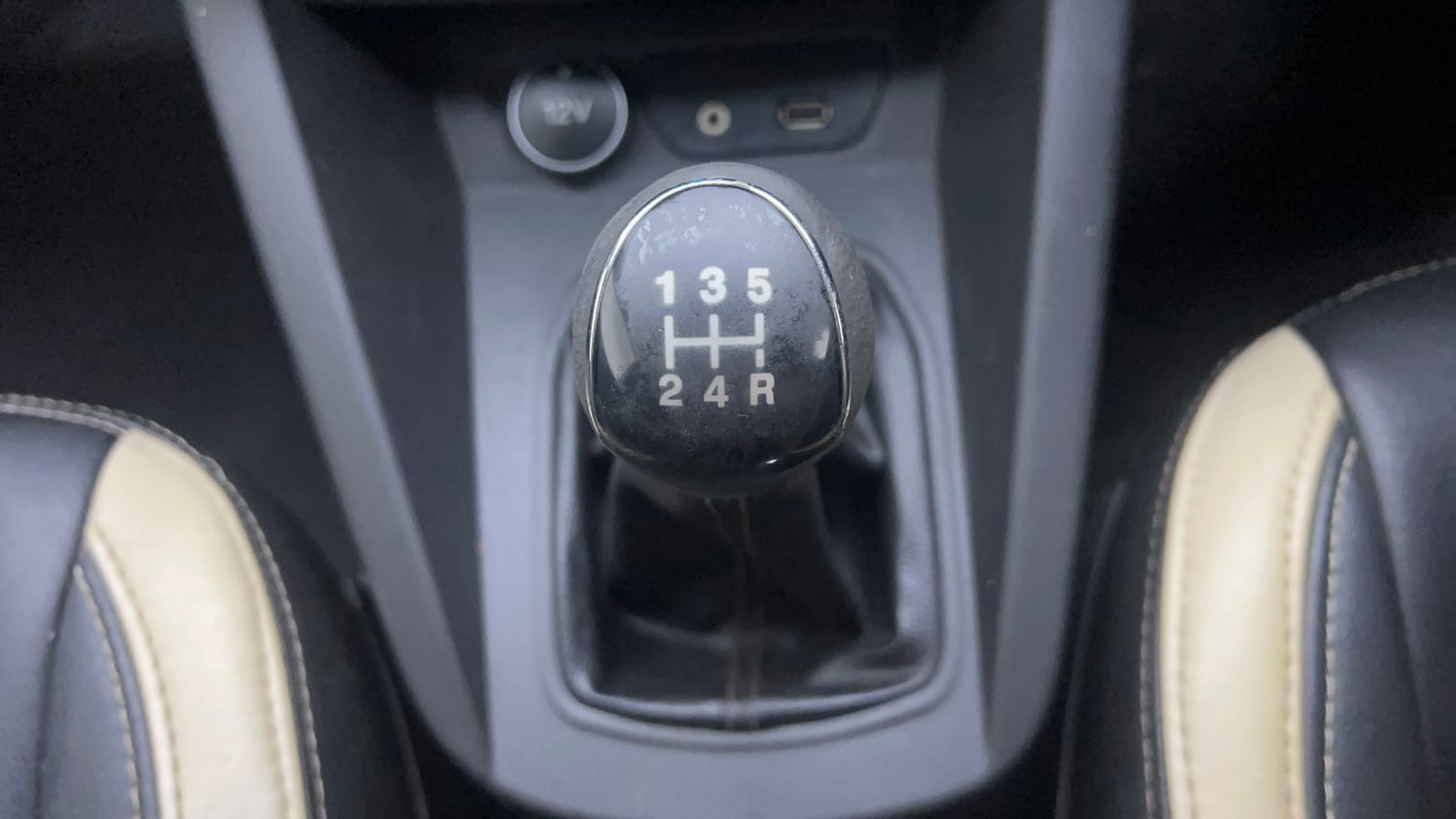Used 2020 Ford Freestyle Titanium Plus 1.2 Ti-VCT Petrol Manual interior GEAR  KNOB VIEW