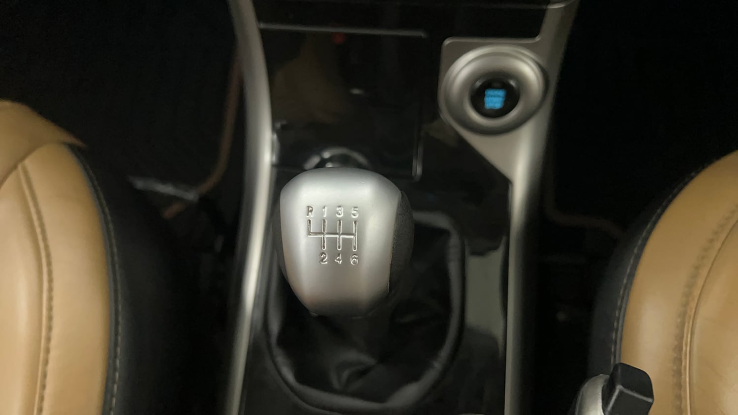 Used 2021 Mahindra XUV500 W11 Diesel Manual interior GEAR  KNOB VIEW