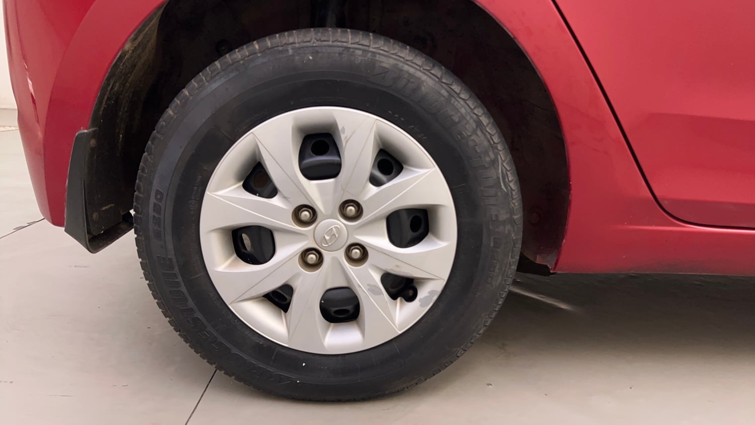 Used 2017 Hyundai Elite i20 Magna Executive 1.2 Petrol Manual tyres RIGHT REAR TYRE RIM VIEW