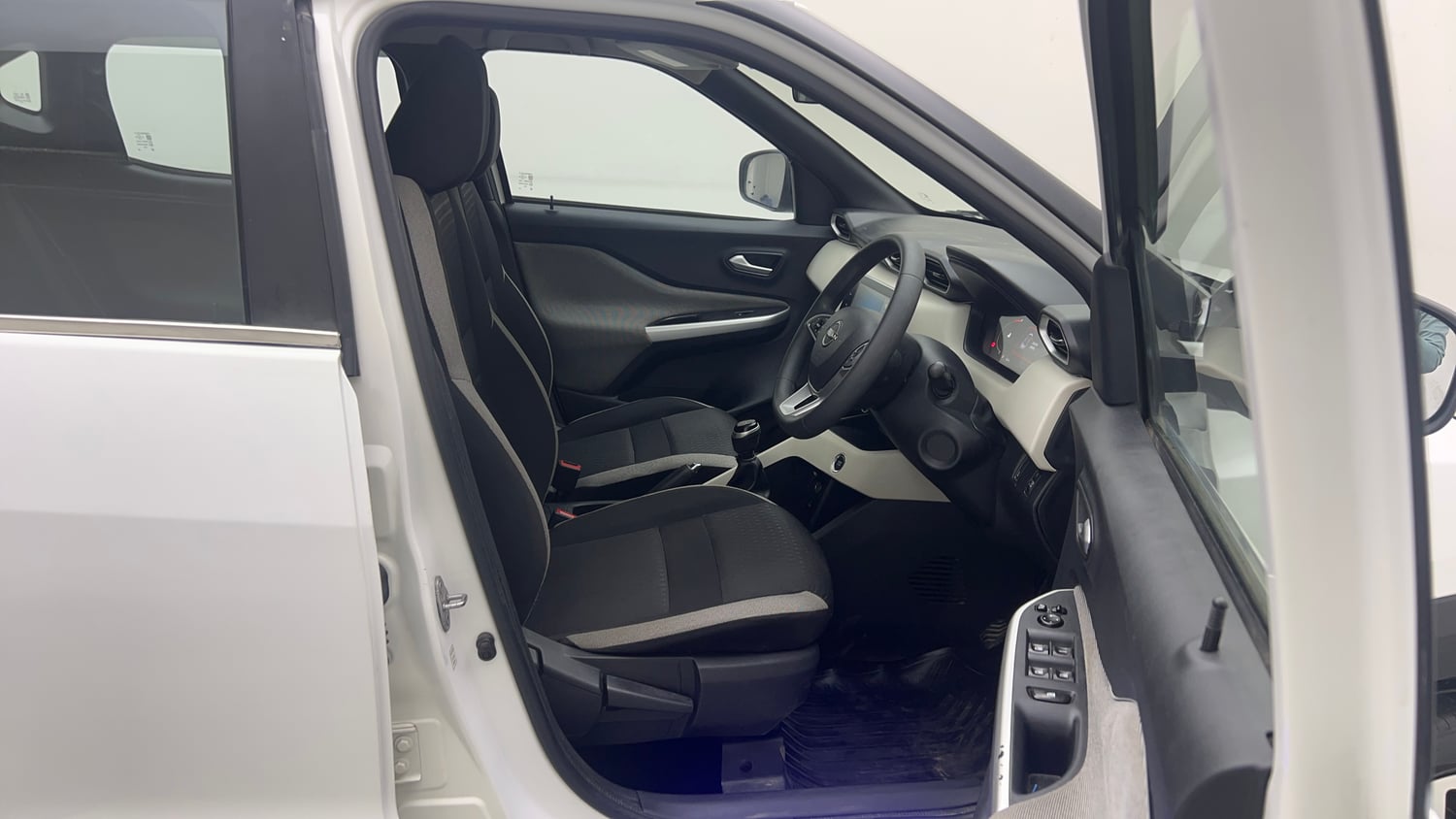 Used 2022 Nissan Magnite XV Turbo Petrol Manual interior RIGHT SIDE FRONT DOOR CABIN VIEW
