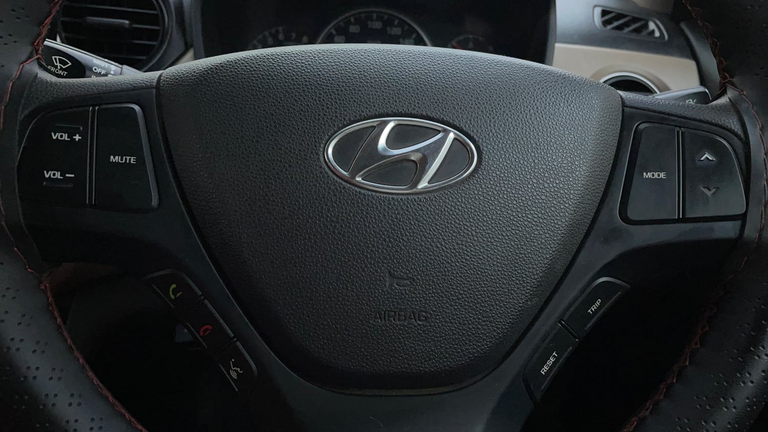 Used 2018 Hyundai Grand i10 Sportz AT 1.2 Kappa VTVT Petrol Automatic top_features Airbags
