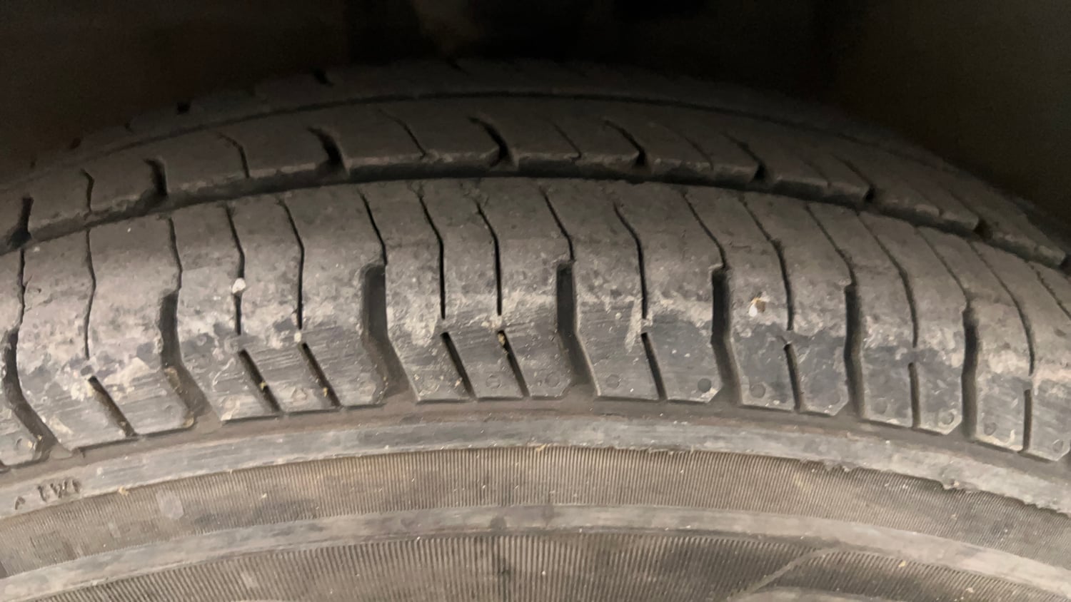 Used 2014 Hyundai i10 Magna 1.1 iRDE2 Petrol Manual tyres LEFT FRONT TYRE TREAD VIEW