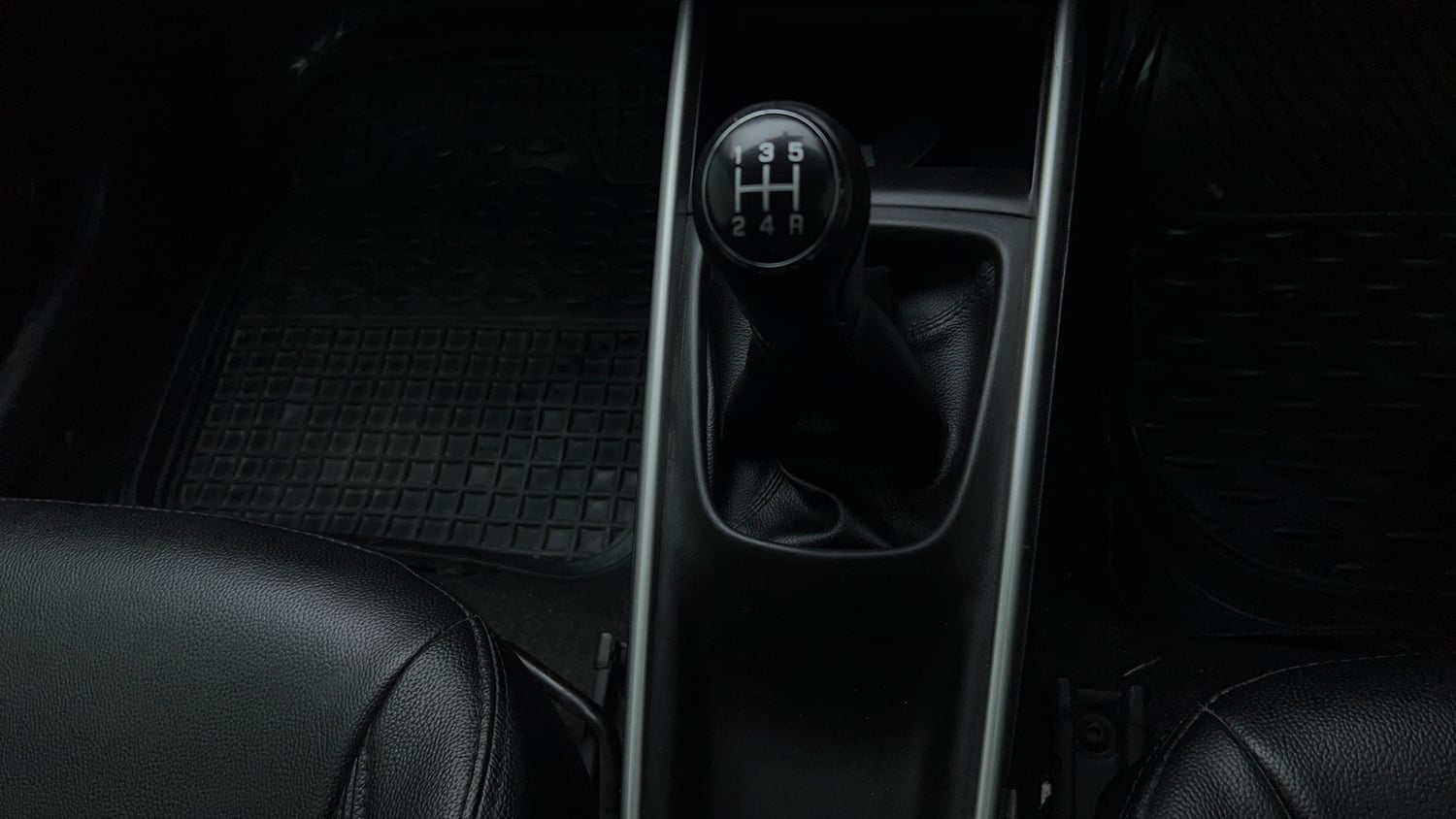 Used 2018 Maruti Suzuki Baleno Zeta 1.2 Petrol Manual interior GEAR  KNOB VIEW