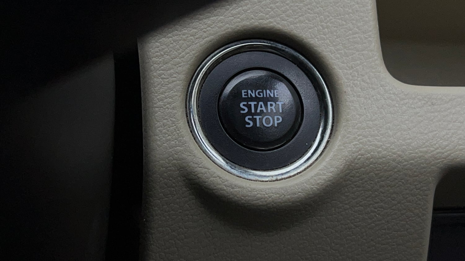 Used 2020 Maruti Suzuki Ciaz Alpha Hybrid 1.5 Petrol Manual top_features Keyless start
