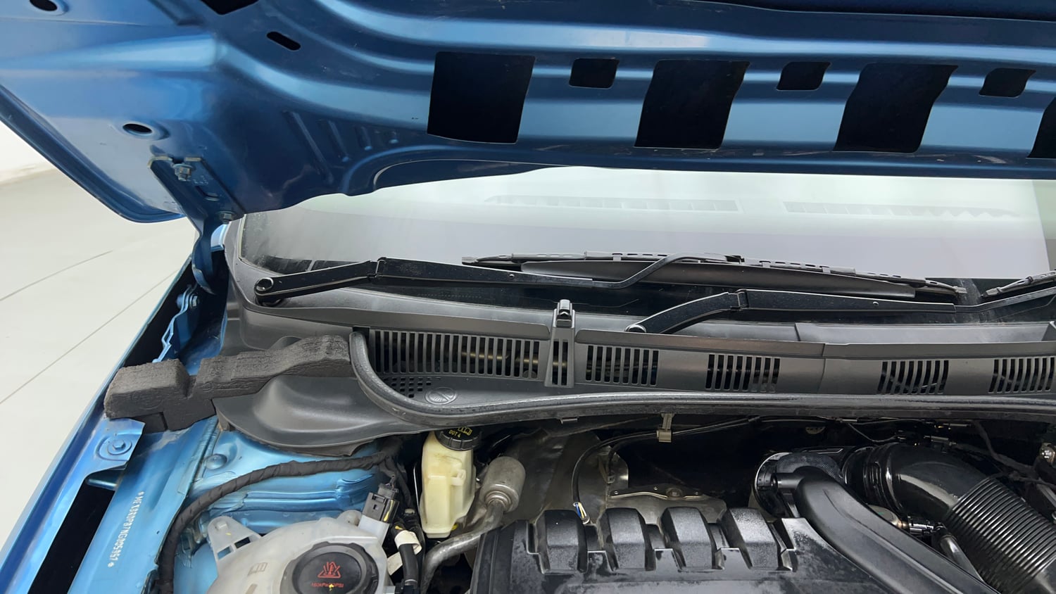 Used 2022 Skoda Slavia Style 1.5L TSI DSG Petrol Automatic engine ENGINE RIGHT SIDE HINGE & APRON VIEW