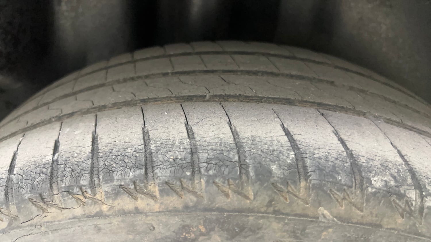 Used 2015 Volkswagen Polo Highline1.2L (P) Petrol Manual tyres RIGHT REAR TYRE TREAD VIEW