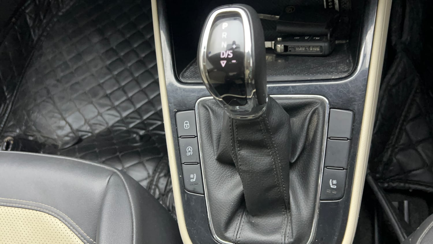 Used 2022 Skoda Slavia Style 1.5L TSI DSG Petrol Automatic interior GEAR  KNOB VIEW