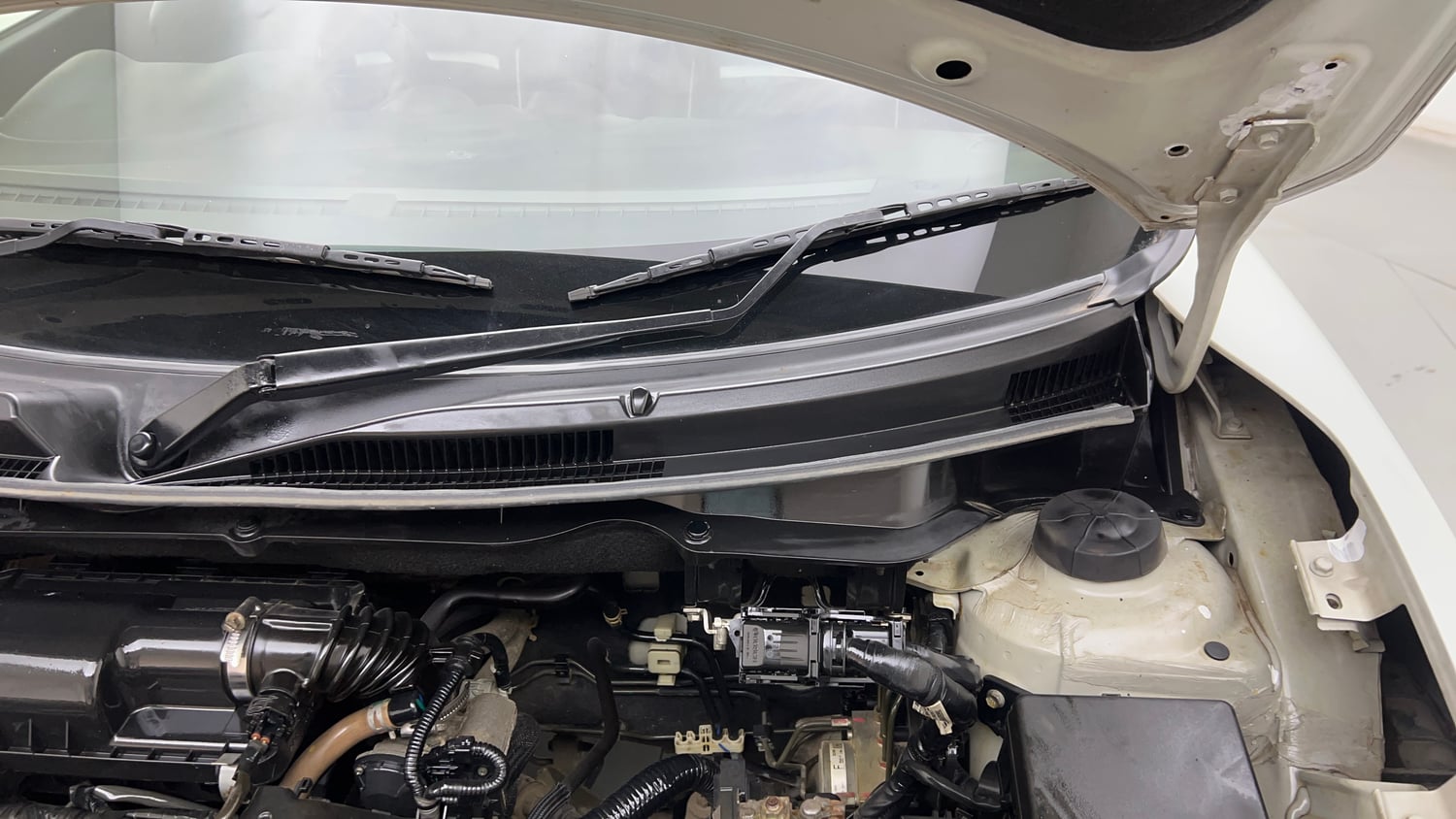 Used 2019 Maruti Suzuki Swift VXi Petrol Manual engine ENGINE LEFT SIDE HINGE & APRON VIEW