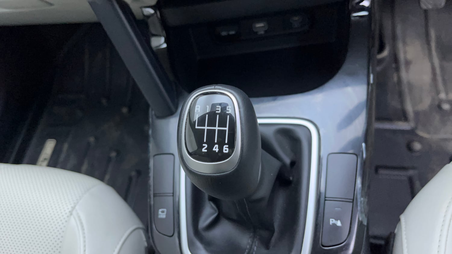 Used 2024 Kia Seltos HTX 1.5 Petrol MT Petrol Manual interior GEAR  KNOB VIEW