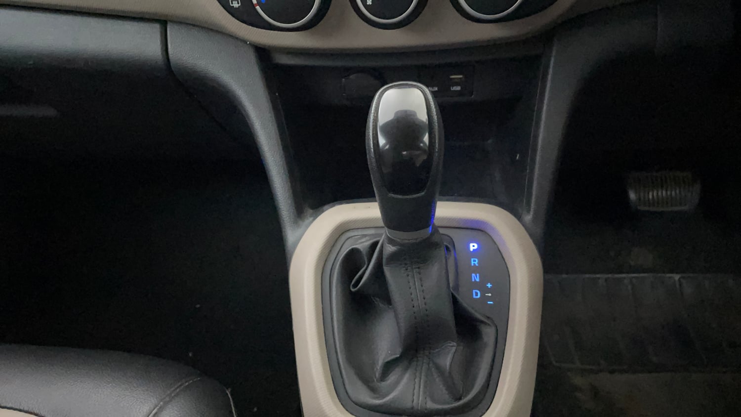 Used 2019 Hyundai Grand i10 Sportz AT 1.2 Kappa VTVT Petrol Automatic interior GEAR  KNOB VIEW