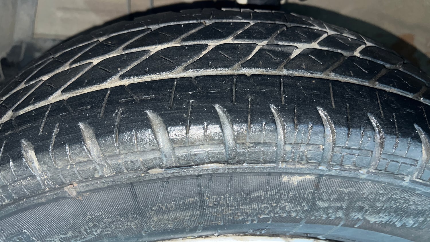 Used 2016 Maruti Suzuki Swift Lxi (O) Petrol Manual tyres LEFT FRONT TYRE TREAD VIEW