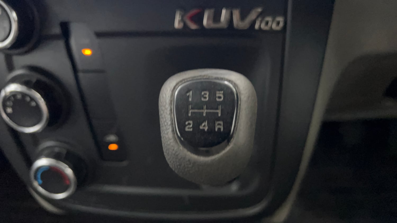 Used 2016 Mahindra KUV100 K4 5 STR Petrol Manual interior GEAR  KNOB VIEW