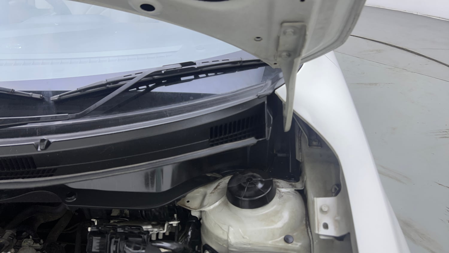 Used 2020 Maruti Suzuki Dzire VXi Petrol Manual engine ENGINE LEFT SIDE HINGE & APRON VIEW