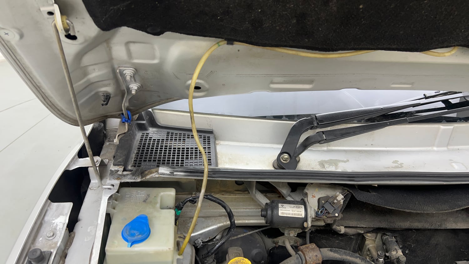 Used 2018 Renault Kwid 1.0 RXL Petrol Manual engine ENGINE RIGHT SIDE HINGE & APRON VIEW