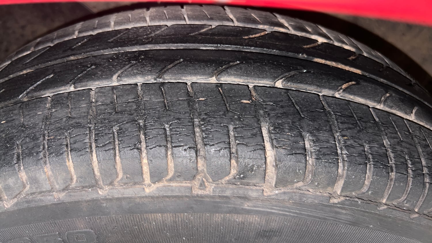 Used 2017 Hyundai Elite i20 Magna Executive 1.2 Petrol Manual tyres LEFT FRONT TYRE TREAD VIEW