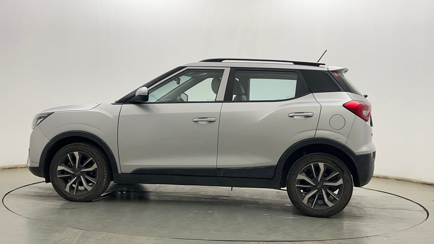 Used 2021 Mahindra XUV 300 W8 (O) 1.2 Petrol Petrol Manual exterior LEFT SIDE VIEW