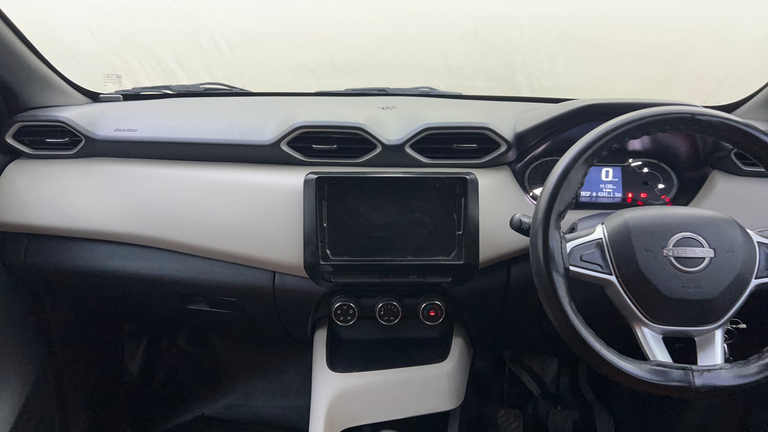 Used 2024 Nissan Magnite XE Petrol Manual interior MUSIC SYSTEM & AC CONTROL VIEW