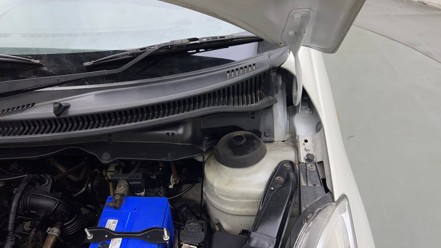 Used 2016 Maruti Suzuki Swift Lxi (O) Petrol Manual engine ENGINE LEFT SIDE HINGE & APRON VIEW