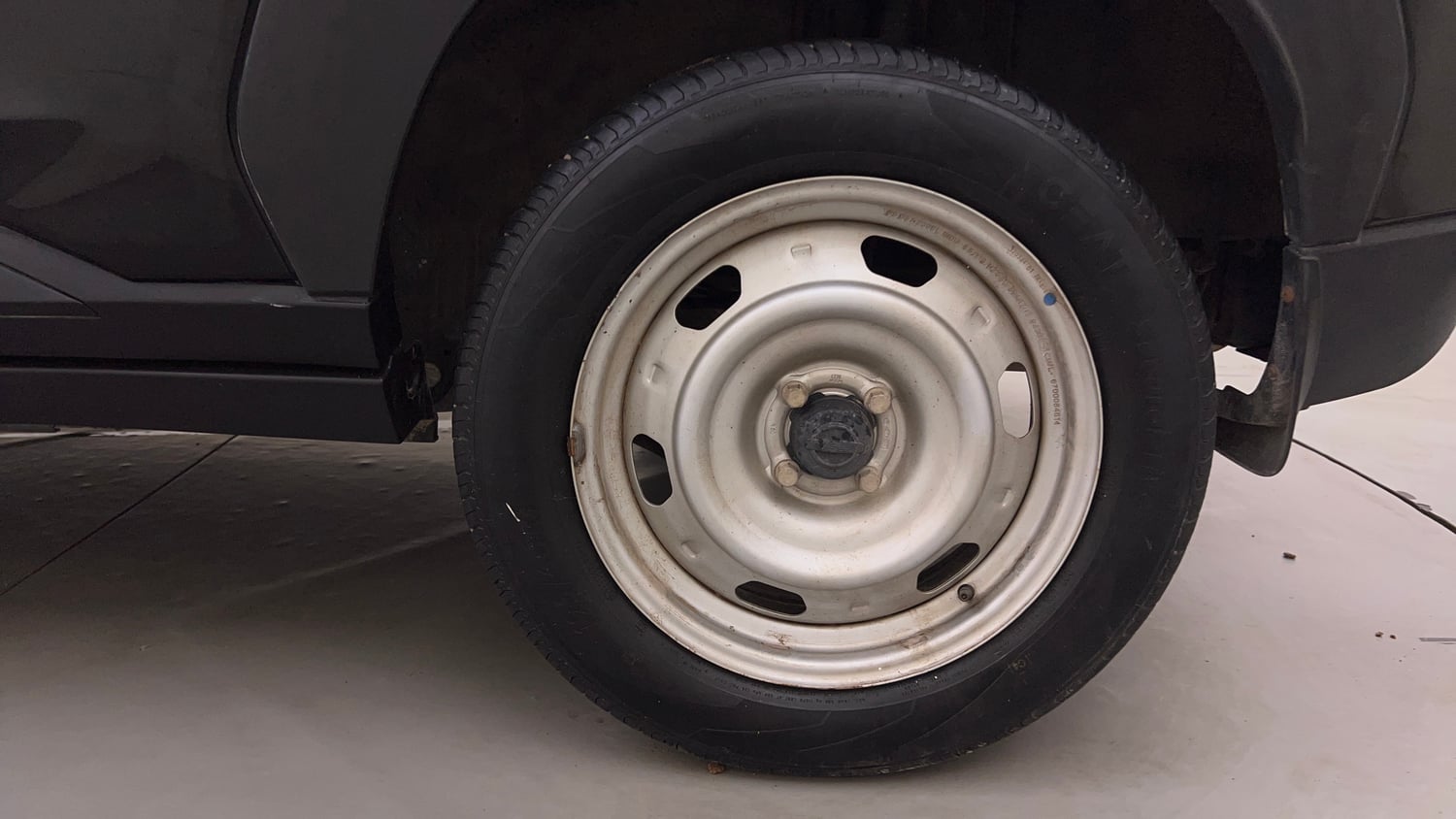 Used 2024 Nissan Magnite XE Petrol Manual tyres LEFT REAR TYRE RIM VIEW