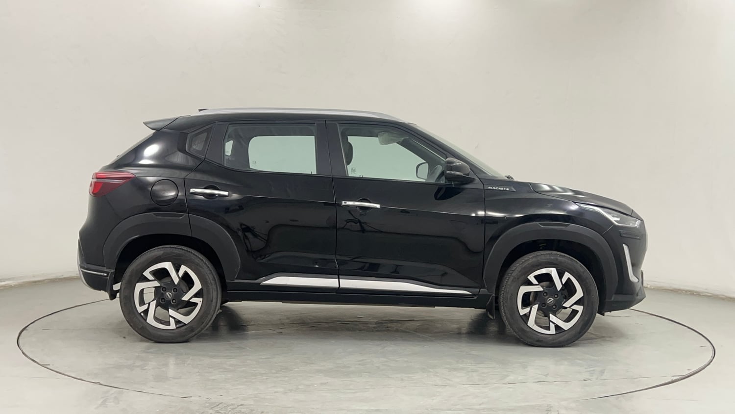 Used 2023 Nissan Magnite XV Petrol Manual exterior RIGHT SIDE VIEW