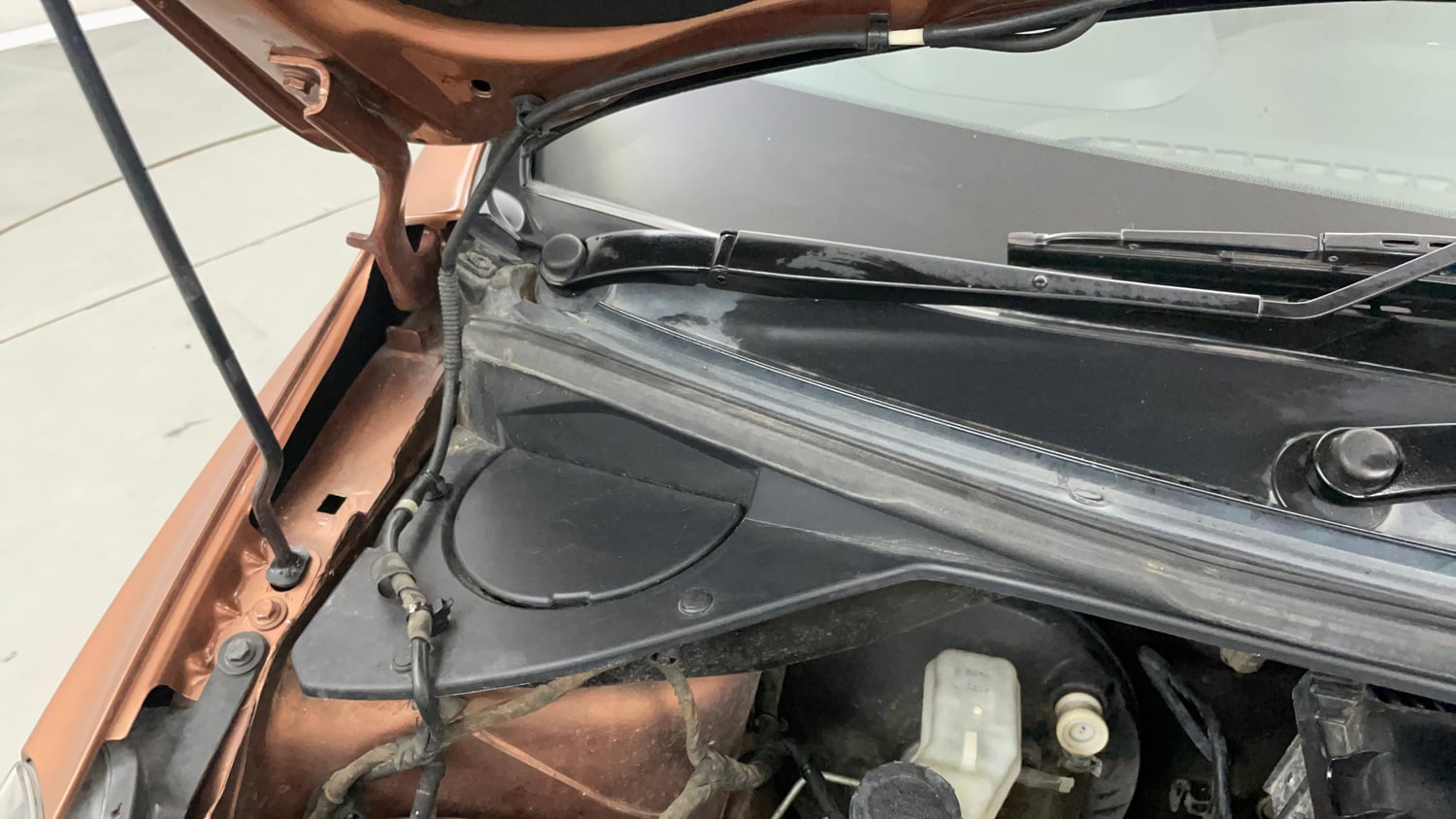 Used 2018 Tata Tigor Revotron XZ (O) Petrol Manual engine ENGINE RIGHT SIDE HINGE & APRON VIEW