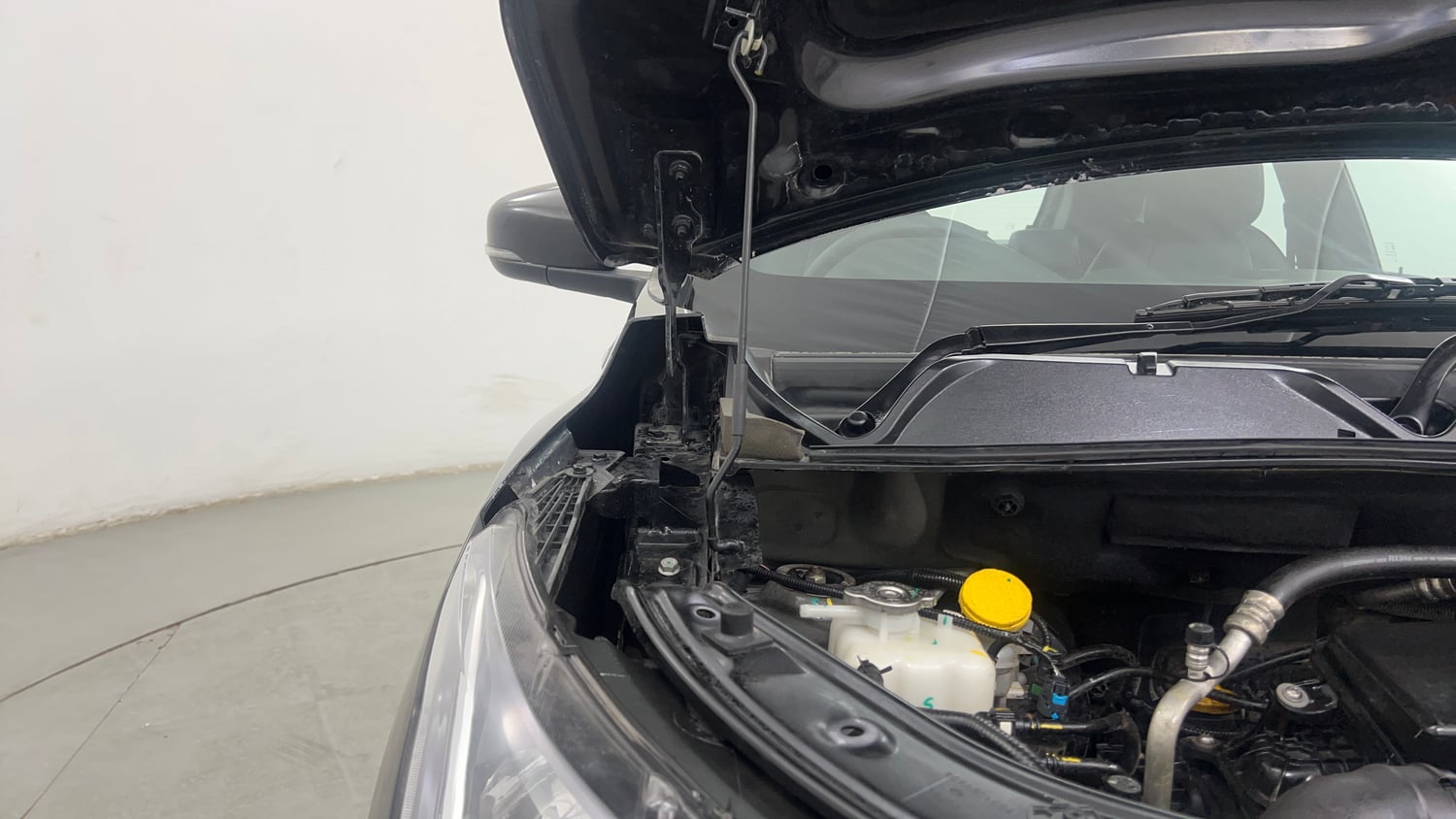 Used 2023 Nissan Magnite XV Petrol Manual engine ENGINE RIGHT SIDE HINGE & APRON VIEW