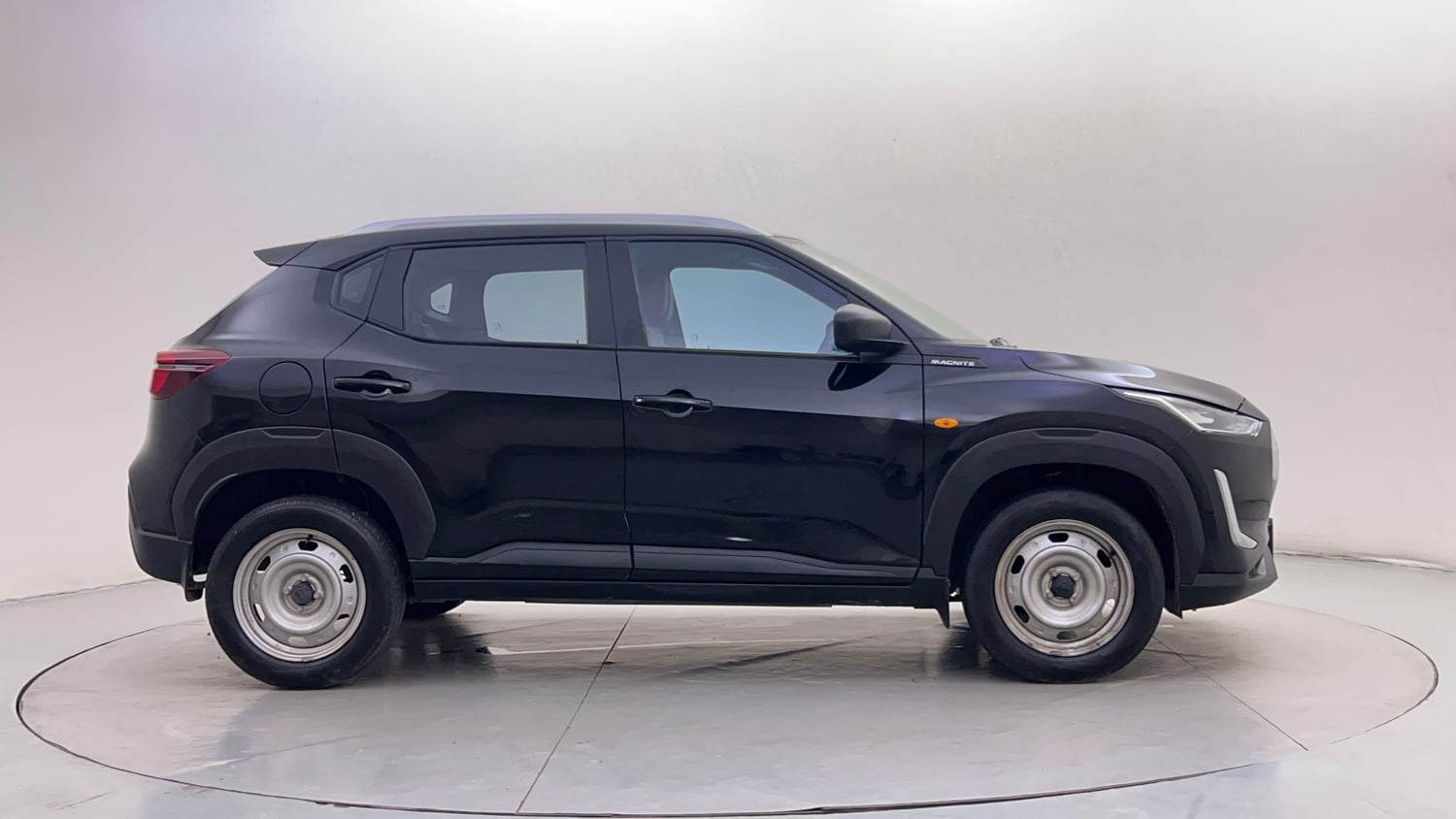 Used 2024 Nissan Magnite XE Petrol Manual exterior RIGHT SIDE VIEW