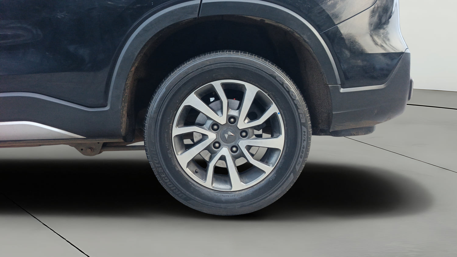 Used 2022 Mahindra Scorpio N Z8 L Diesel AT 4WD 7 STR Diesel Automatic tyres LEFT REAR TYRE RIM VIEW