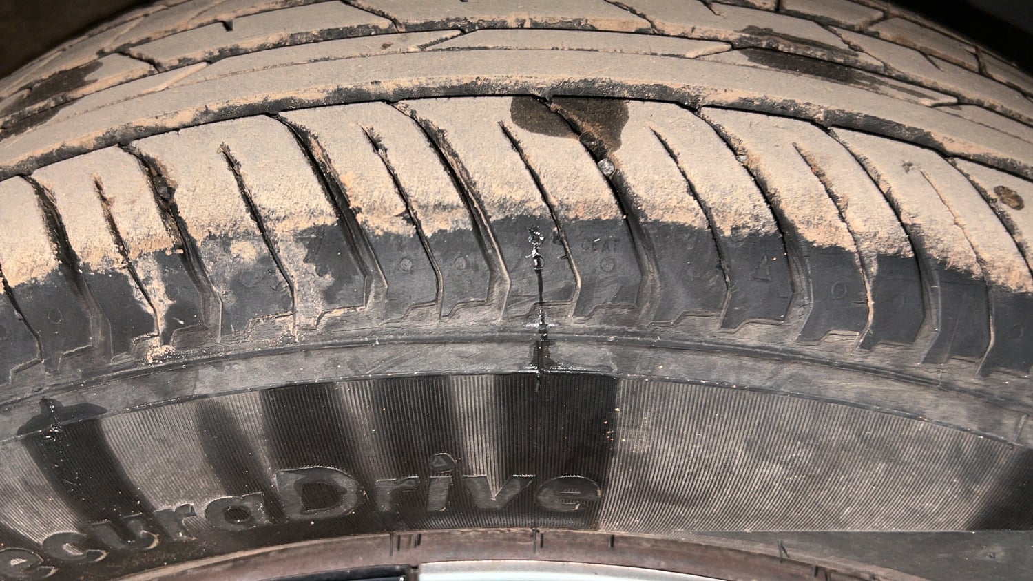Used 2023 Nissan Magnite XL Petrol Manual tyres RIGHT FRONT TYRE TREAD VIEW