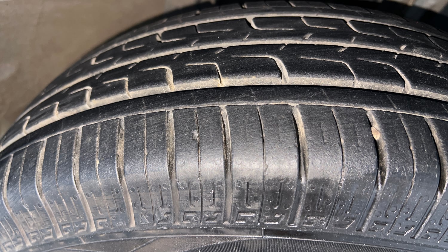 Used 2021 Renault Triber RXZ EASY-R AMT Petrol Automatic tyres RIGHT FRONT TYRE TREAD VIEW