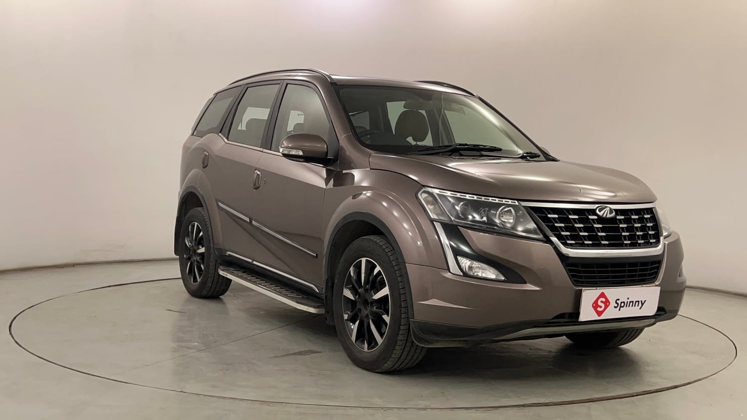 Used 2021 Mahindra XUV500 W11 Diesel Manual exterior RIGHT FRONT CORNER VIEW