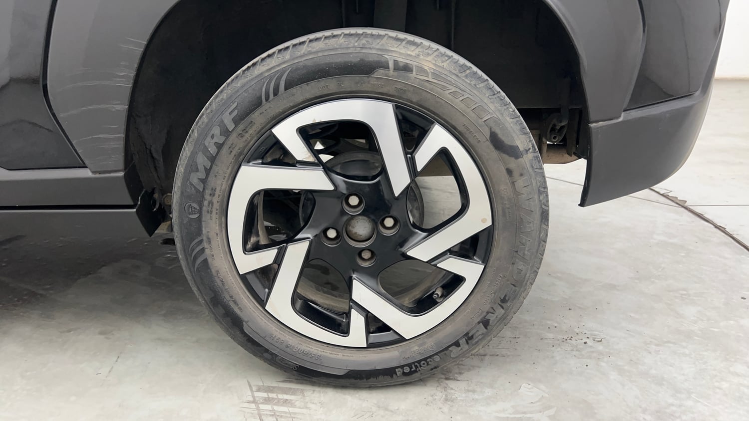 Used 2023 Nissan Magnite XV Premium Turbo Petrol Manual tyres LEFT REAR TYRE RIM VIEW